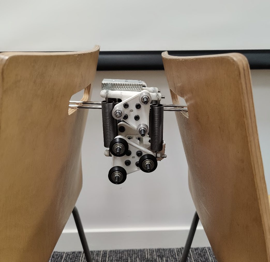 Spring-gantry assembly of the line launcher mounted between two chairs
